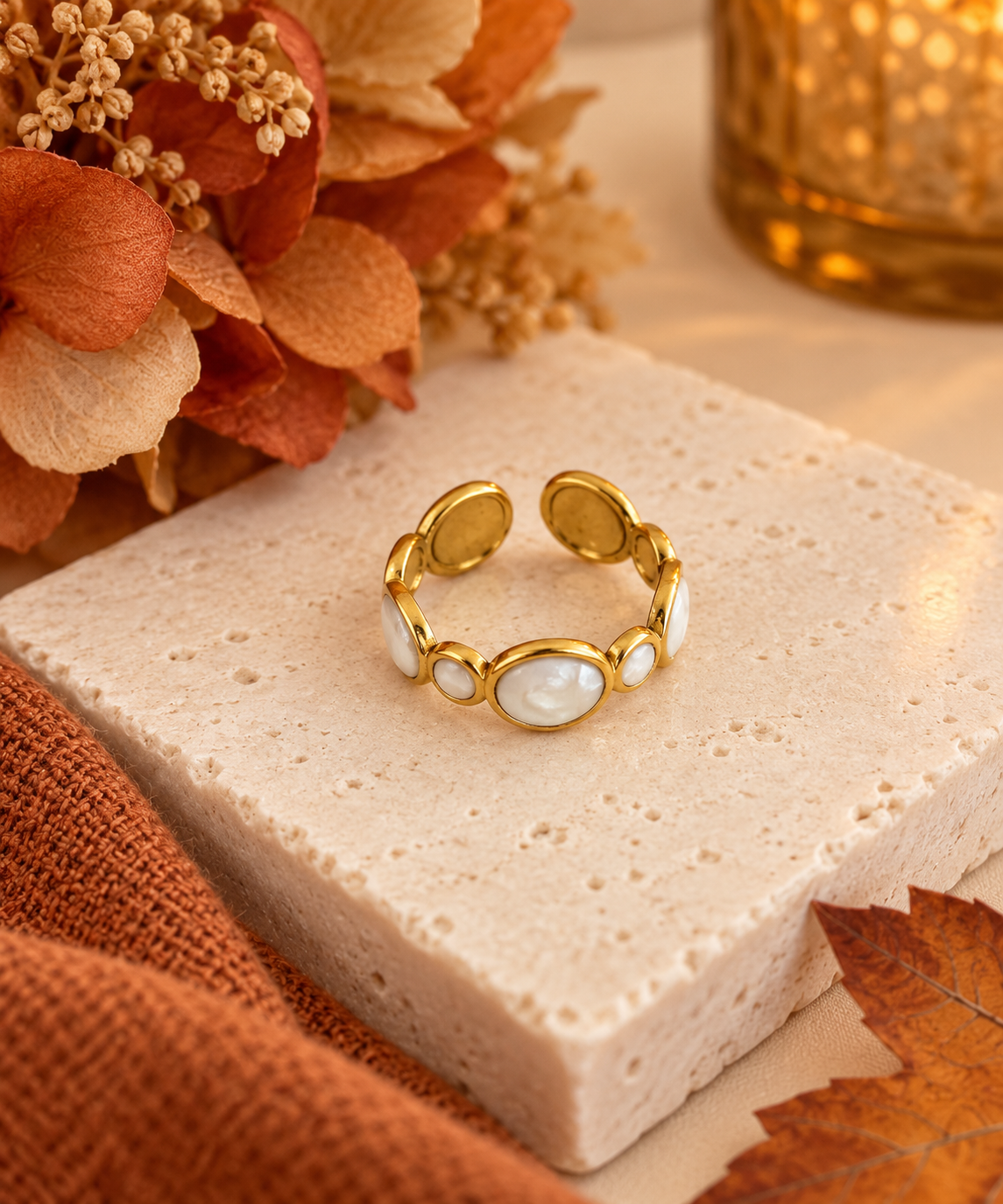 Anillo Dorado con Perlas